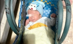 Bé trai sơ sinh có phần tai trái dị tật bị bỏ rơi trước cổng chùa