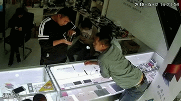 Clip: Điện thoại bất ngờ phát nổ ngay trên tay nhân viên sửa chữa