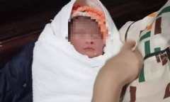 Bé gái sơ sinh bị bỏ rơi trước cổng chùa lúc nửa đêm