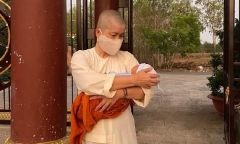 Bé trai sinh ngày 8/3 đặt trong thùng carton, bỏ rơi trước cổng chùa
