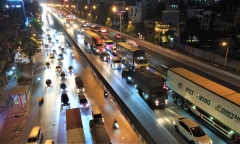 Người dân chọn về quê trong đêm, ô tô xếp hàng dài, nhọc nhằn di chuyển
