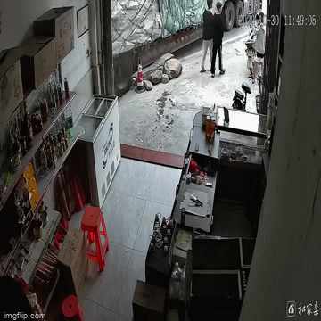 Video: Lốp xe container bất ngờ phát nổ như bom khi đang di chuyển