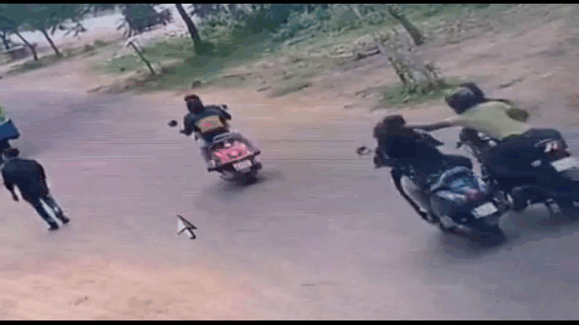 Clip: Đang lưu thông trên đường, người phụ nữ bất ngờ bị hai tên cướp giật dây chuyền