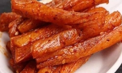 Cậu bé chia sẻ đồ ăn vặt với bạn khiến cả nhà