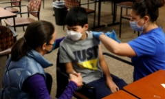 Trẻ em có thể xuất hiện những phản ứng phụ nào khi tiêm vaccine ngừa COVID-19?