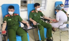 Nghệ An: 11 chiến sĩ công an hiến máu cứu người đàn ông suy tim hậu COVID-19