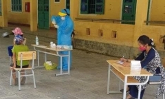 Quảng Trị: Gần 100 học sinh, giáo viên phải ngủ qua đêm tại trường chờ kết quả xét nghiệm COVID-19