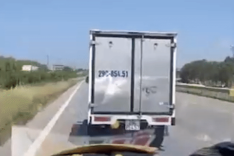 Tin tức tai nạn giao thông ngày 22/6: Tài xế không nhường đường cho xe chở bệnh nhân COVID-19