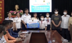 Tin thời sự mới nóng nhất 1/6: Cảnh sát biển tặng sổ tiết kiệm cho trẻ mồ côi vì COVID-19