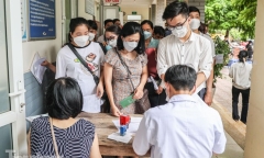 Tin thời sự mới nóng nhất 19/7: Người dân Thủ đô xếp hàng tiêm mũi nhắc lại phòng chống COVID-19