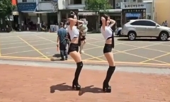 Clip: Con trai tốt nghiệp cấp 2, mẹ thuê vũ công múa sexy trước cổng trường