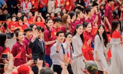 Xúc động hình ảnh người dân lưu luyến chào tạm biệt các chiến sĩ sau nhiệm vụ A80