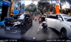 Clip: Tài xế Lexus mở cửa bất cẩn khiến, người đi xe máy ngã văng ra đường