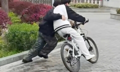 Đang học Thạc sĩ, chàng trai kiếm tiền tỷ nhờ... dạy người lớn đi xe đạp
