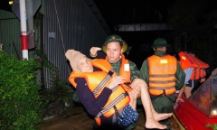 Đà Nẵng sau bão số 13 Kalmaegi: Loạt cây ven biển bật gốc, đường phố ngập rác