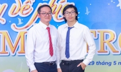 Nam sinh đưa em gái đến điểm thi lớp 10 ở Hà Nội đỗ trường THPT “hot”