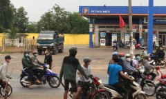 Cha dẫn hai con đi bộ 800 km, đeo balo nặng 5kg để rèn luyện ý chí