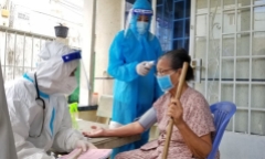 Tiêm vaccine ngừa COVID-19: Người lớn tuổi và có bệnh nền cần lưu ý điều gì?