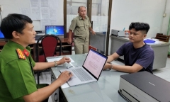 Người đàn ông vi phạm nồng độ cồn, cầm dao đâm CSGT khai gì?