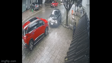 Vụ tài xế xe VinFast liên tục phá nát xe Peugeot: Có vi phạm luật hình sự?