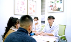 Bí mật sau những giọt nước mắt của nữ giáo viên trong phòng khám