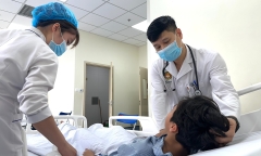 Đang đi đường, bé trai 13 tuổi bất ngờ đột quỵ não, tiên lượng nặng