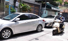 Bị ôtô đỗ chắn lối đi, báo cho ai?
