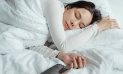 Vì sao nên đặt một chiếc tất dưới gối ngủ?