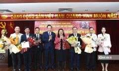 Hội Luật gia Việt Nam trao tặng huy hiệu Đảng và kỷ niệm chương cho đảng viên ưu tú