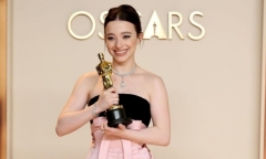 Vẻ đẹp quyến rũ của nữ diễn viên 9x “bùng nổ” với phim Anora, giành tượng vàng Oscar