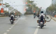 Khoảnh khắc cha chở con trai cùng chiếc xe đạp cũ lên thành phố nhập học gây xúc động mạnh