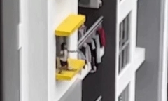Hãi hùng xem clip 2 đứa trẻ chơi đùa ngoài cửa sổ trên tầng 17 chung cư