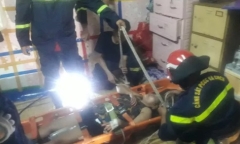 Phá cửa sổ, giải cứu người phụ nữ ngất xỉu mắc kẹt trong căn gác nhỏ hẹp