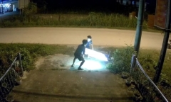 Bảng hiệu cửa hàng ven đường bị đổ, hai cậu bé có hành động khiến dân tình khen hết lời