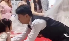 Chồng cũ đưa con đến làm khó cô dâu, hành động của chú rể được khen hết lời