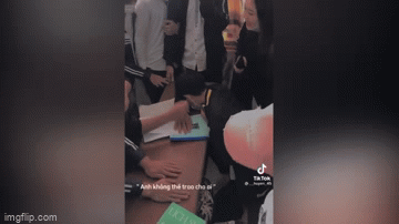 Video: Nam sinh thất tình được hội bạn thân an ủi bằng bài hát 