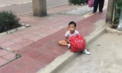 Con quá luời học, cặp vợ chồng nảy ra cách dạy dỗ 