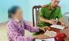 Người phụ nữ mang 120 triệu đến công an xã nhờ chuyển tiền cho