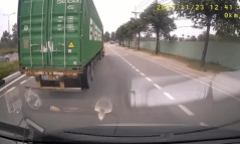 CSGT xác minh clip xe container lạng lách, chèn ép xe khách ở Bình Dương