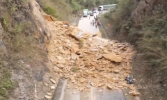 Clip: Sạt lở đất đá từ taluy dương xuống đường, 3 người bị vùi lấp ở Phú Thọ