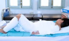 Nồi nước sôi của xe bánh bao văng trúng, bé trai 7 tuổi bỏng nặng