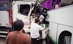Xe khách đi lùi bị xe tải tông trên đèo Khánh Lê, nhiều người bị thương