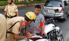 Quên mang giấy phép lái xe có nhờ người thân mang đến được không?