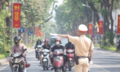 Cách chạy xe đúng luật khi nghe tiếng còi của CSGT?