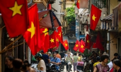 Xúc động hình ảnh người dân lưu luyến chào tạm biệt các chiến sĩ sau nhiệm vụ A80