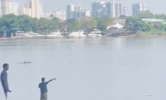 Tìm kiếm nam thanh niên nghi tự đâm vào người rồi gieo mình xuống sông Sài Gòn