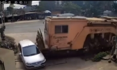 Clip: Thót tim khoảnh khắc xe ô tô bị đầu máy đẩy đi 10m