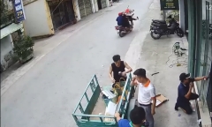 Người phụ nữ đi xe đạp bất ngờ bị xe máy 