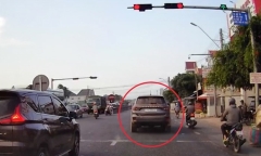 Vượt đèn đỏ bị người dân quay clip, tài xế bị phạt 19 triệu đồng
