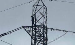 Người đàn ông thất tình trèo lên cột điện cao thế, 20.000 hộ dân gánh hậu quả